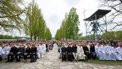 Rund 1.400 Gläubige und Gäste nahmen an der Gedenkfeier in Dachau teil, um des 80. Jahrestages der Befreiung des Konzentrationslagers zu gedenken. Die Veranstaltung wurde von der Deutschen Bischofskonferenz, dem Erzbistum München und Freising sowie der Polnischen Bischofskonferenz organisiert. Foto: EOM / Andreas Pollok