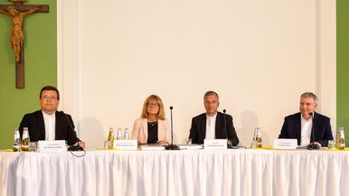 Mit einem klaren Bekenntnis zu Verantwortung und Transparenz reagierten Generalvikar Dr. Martin Stanke, Personalleiterin Beate Lopatta-Lazar und Bischof Dr. Michael Gerber (v. l.) auf den Abschlussbericht der Unabhängigen Kommission. Sie zeigten sich tief erschüttert über das dokumentierte Leid und kündigten konkrete Schritte zur strukturellen Veränderung an. Pressesprecher Matthias Reger (r.) moderierte das Gespräch. Foto: Bistum Fulda / Burkhard Beintken 