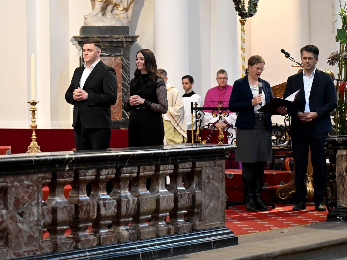 Aussendungsfeier für Elena Otto und Yurii Matiichyk mit Weihbischof Diez