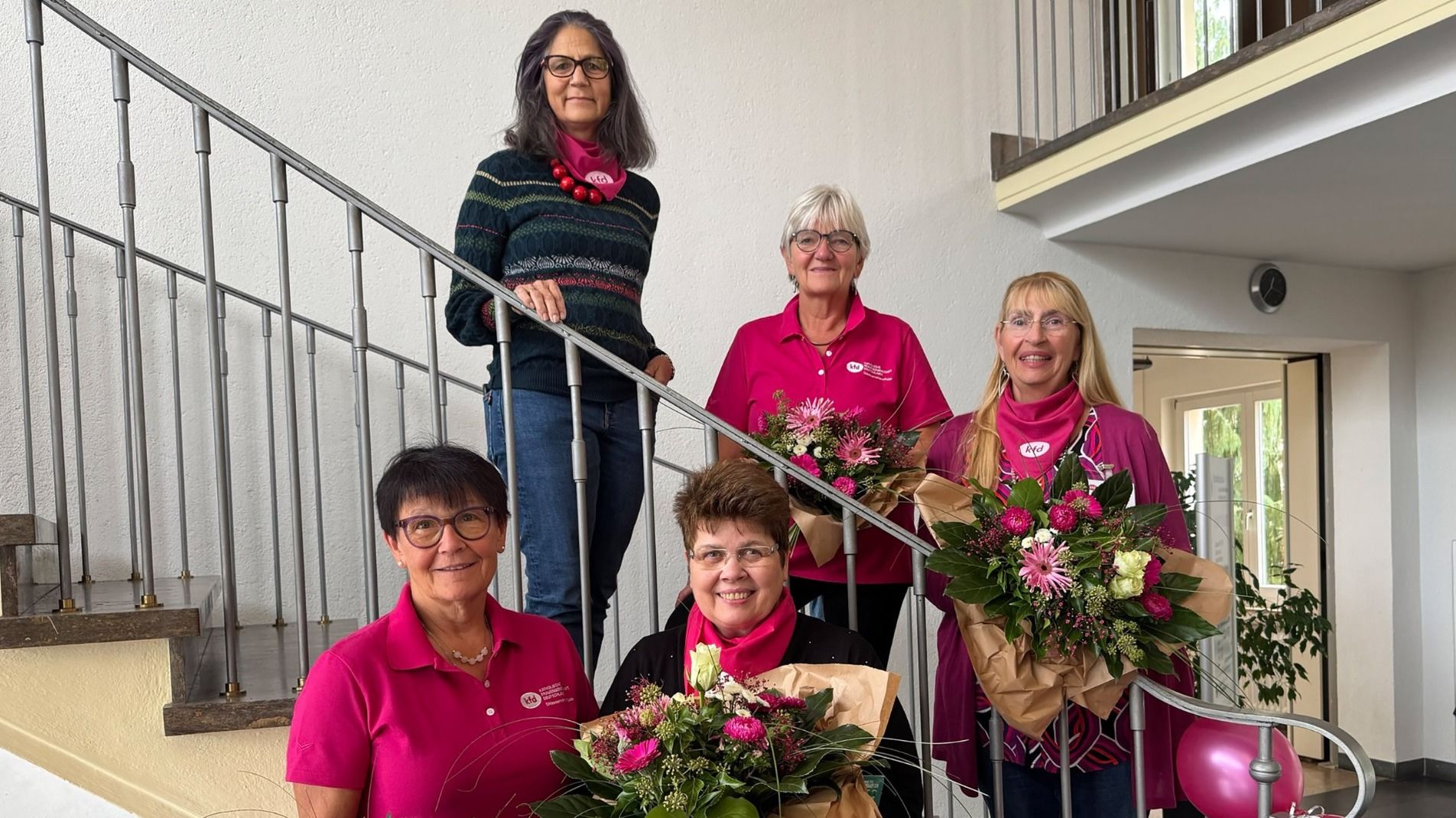 Der neu gewählte Diözesan-Vorstand der Fuldaer kfd mit der geistlichen Leiterin Patricia Kraus, Claudia Engel und Christine Wolter-Görs (hintere Reihe) sowie Cornelia Leitsch und Jutta Hamberger (vordere Reihe). Es fehlt Hiltrud Gothmann-Horn. Foto: Bistum Fulda / kfd