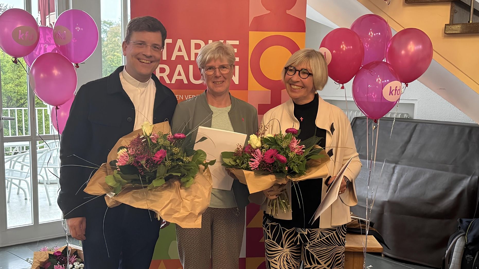 Generalvikar Dr. Martin Stanke überreichte die Elisabeth-Medaille an (v. l.) Christa Kalb und Bettina Faber-Ruffing. Foto: Bistum Fulda / Jutta Hamberger