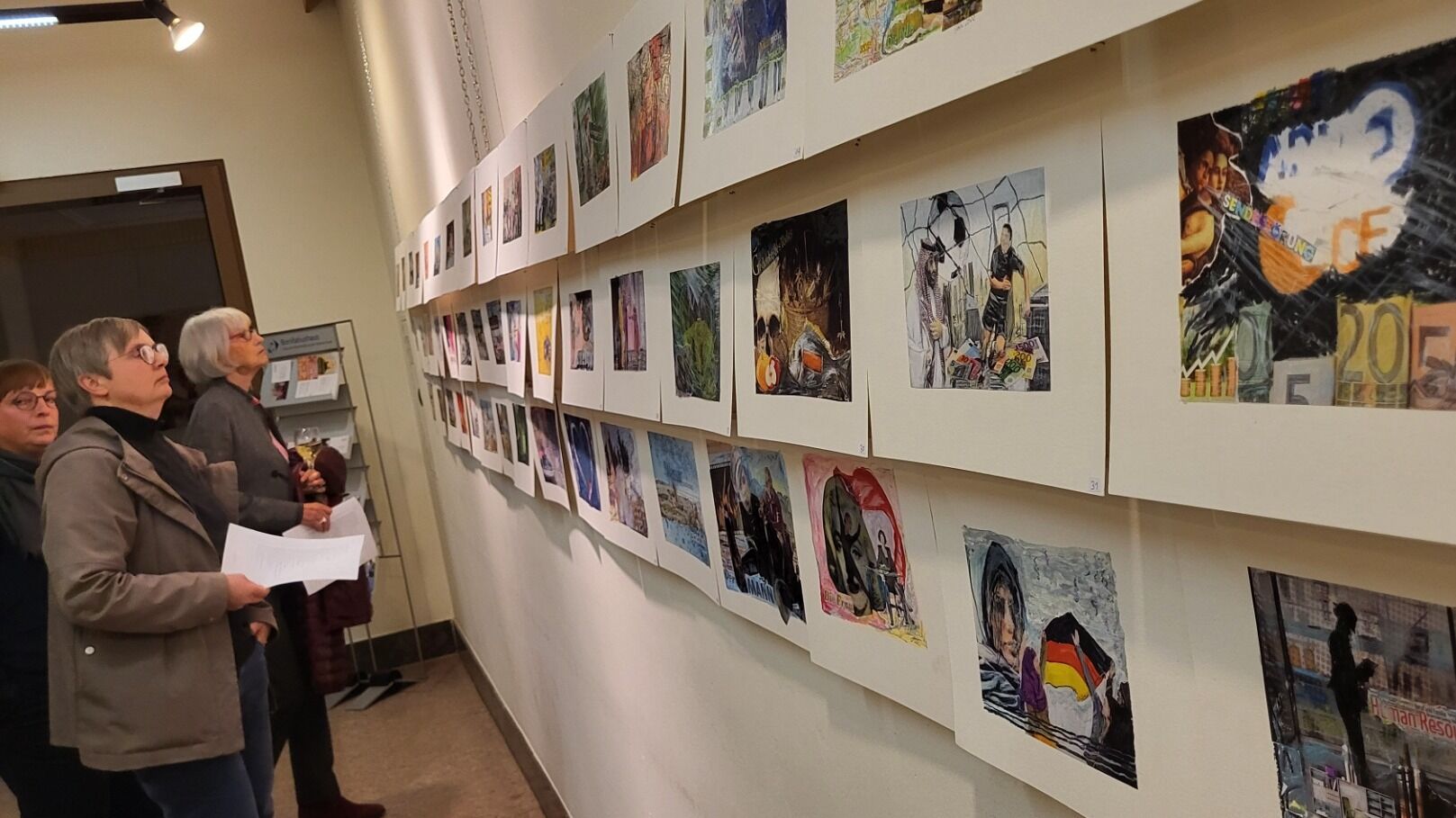 Zahlreiche Gäste waren der Einladung zur Vernissage gefolgt. Die Bilder sind bis 31. Oktober in der Katholischen Akademie des Bistums Fulda zu sehen.