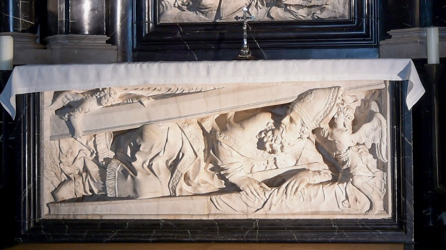 Die Krypta des Fuldaer Doms mit dem Bonifatiusgrab verweist auf die Verbindung zwischen Fulda und Dokkum/Groningen-Leeuwarden: Bonifatius erlitt nahe Dokkum den Märtyrertod, sein Grab befindet sich in Fulda – ein Erbe, das bis heute verbindet und Gemeinschaft über Grenzen hinweg stiftet.