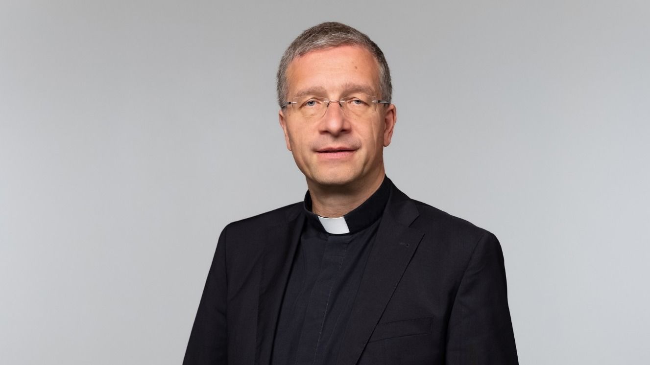 Bischof Dr. Michael Gerber gratuliert dem hessischen Minister a. D. und ehemaligen Fuldaer Oberbürgermeister Dr. Alois Rhiel zum 75. Geburtstag und würdigt dessen Engagement für Gesellschaft und Kirche. 