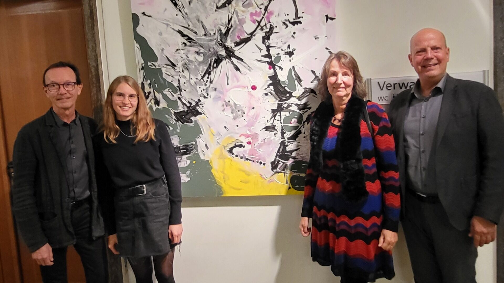 Sonja Krause (2. von rechts) bei der Vernissage. Rechts Akademiedirektor Gunter Geiger, ganz links Andreas Krause und Sophia Glaszner, die in die Ausstellung einführte.