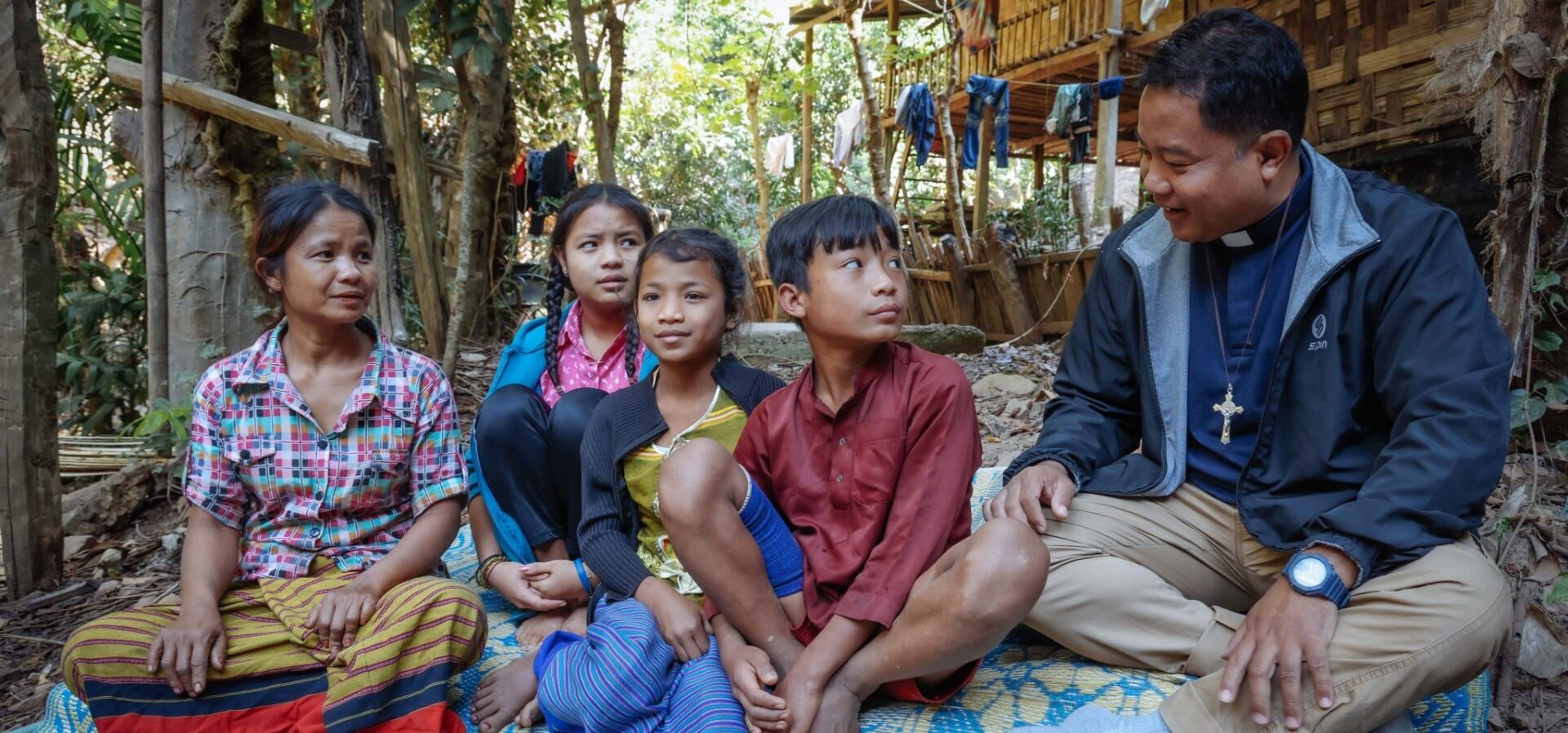 Pfarrer Dominico betreut seit 16 Jahren Flüchtlinge an der Grenze zwischen Myanmar und Thailand. Im Monat der Weltmission berichtet er auch im Bistum Fulda von seiner Arbeit. 