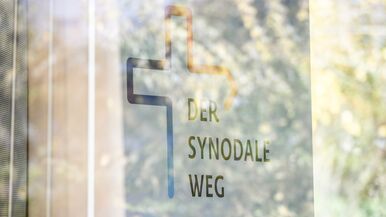 In Stuttgart ist am Donnerstag (29. Januar 2026) die sechste Synodalversammlung des Synodalen Weges der Kirche in Deutschland eröffnet worden. Die letzte Zusammenkunft dieser Art fand 2023 statt, seitdem hat der Synodale Ausschuss gearbeitet. An der jetzigen Synodalversammlung nehmen 177 Synodale, 15 Beraterinnen und Berater sowie sieben Beobachterinnen und Beobachter und elf Gäste teil. 
